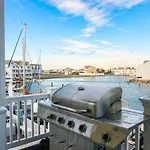 Cheerful 1 Bedroom House With Hot Tub And Dock