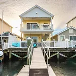 Cheerful 1 Bedroom House With Hot Tub And Dock