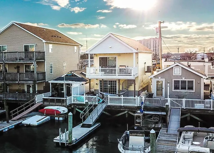 Cheerful 1 Bedroom House With Hot Tub And Dock